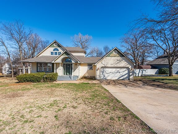 2nd image of 18641 Woodbriar Ln
