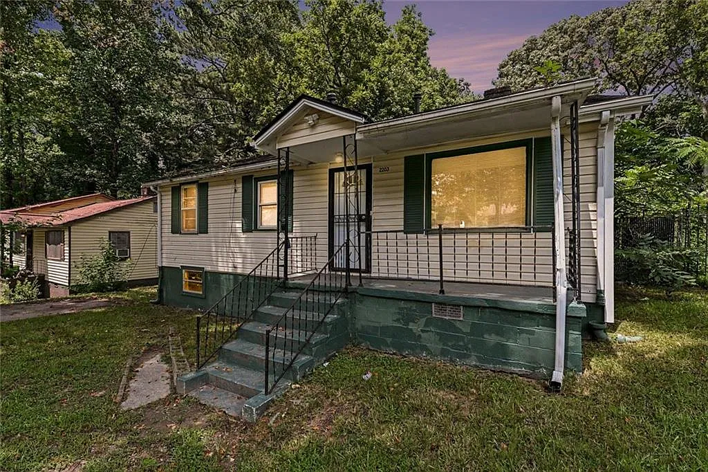4 bed, 2.0 bath, 1400 sqft, $1,350 — Photo 2