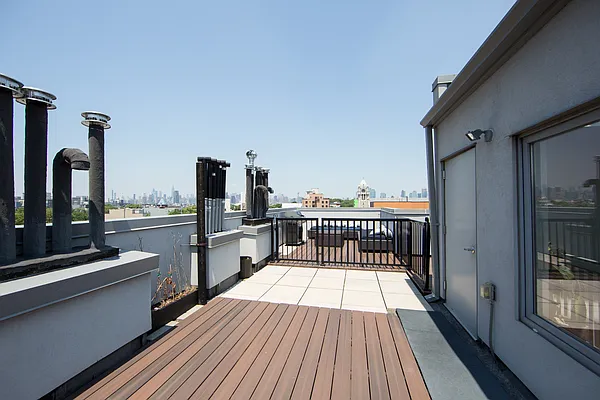 Sold by CRUM | media 25