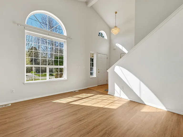 916 McCormick St NE — Photo 6