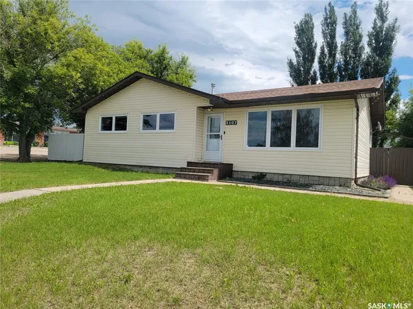 5107 Leader Street, Macklin, SK S0L 2C0
