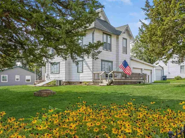 106 E Welsh St, Williamsburg, IA 52361
