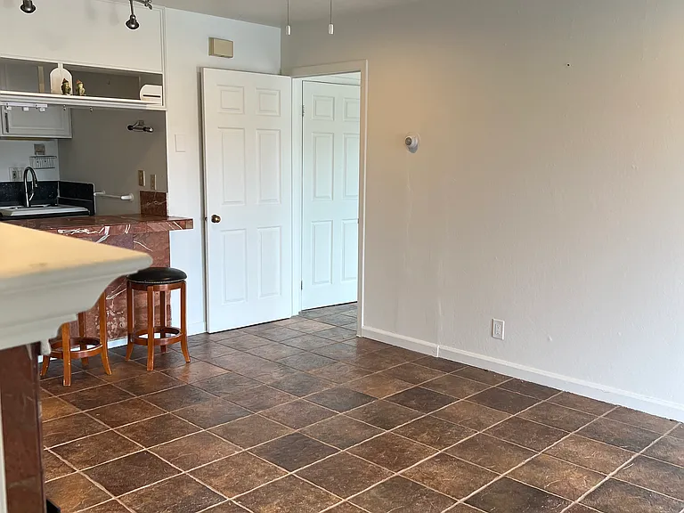 35 Kent Ct — Photo 8