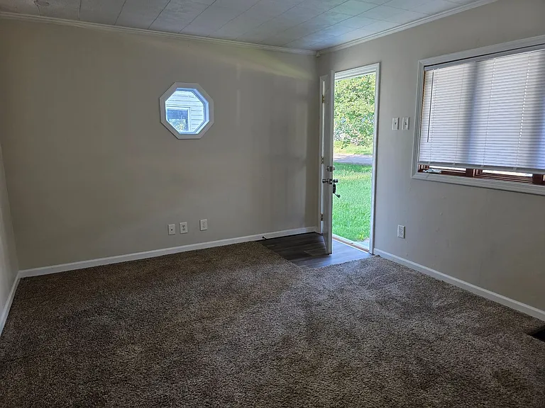 730 N Elmer St — Photo 1