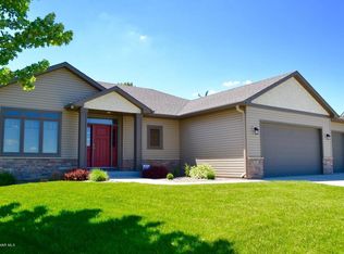 831 Golf View Ave, Zumbrota, MN 55992