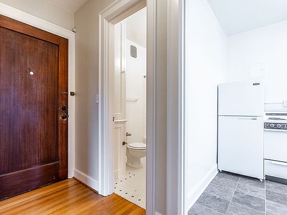 5th image of 2027 Eastlake Ave E #1-305