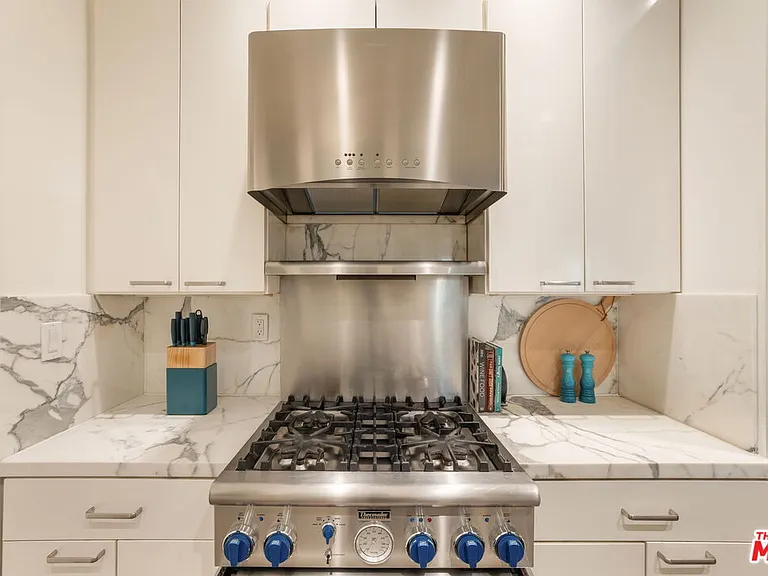 930 N Doheny Dr #103 — Photo 9
