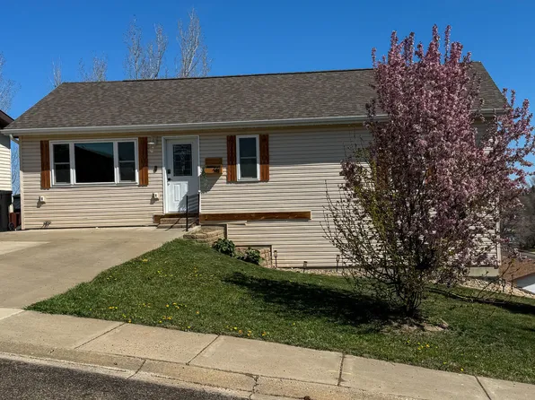281 7th St E, Dickinson, ND 58601