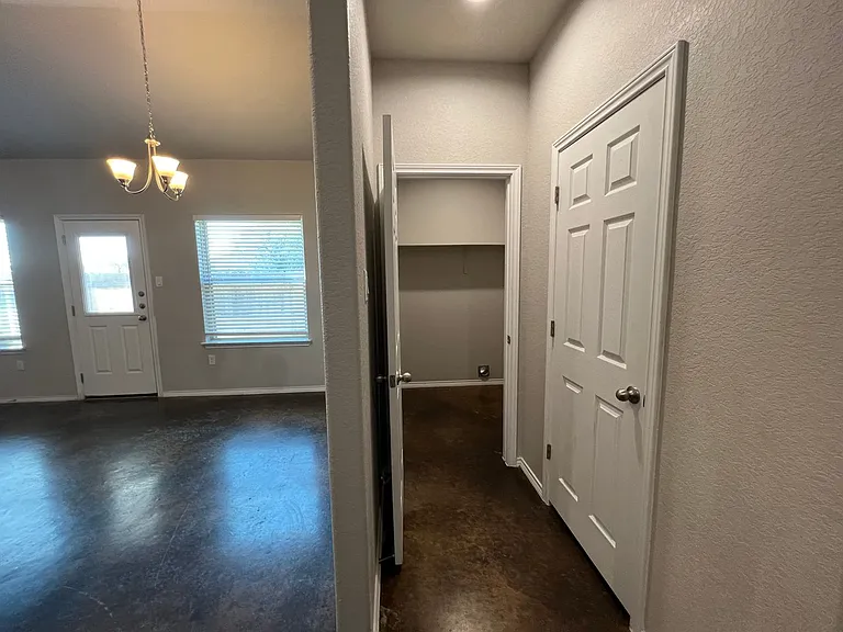 1128 Renee Way — Photo 5