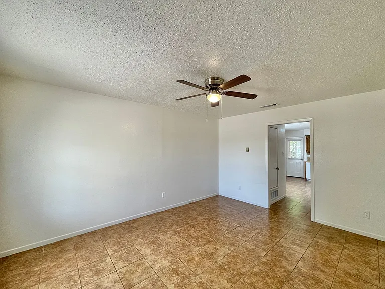 217 E Beeline Ln — Photo 5