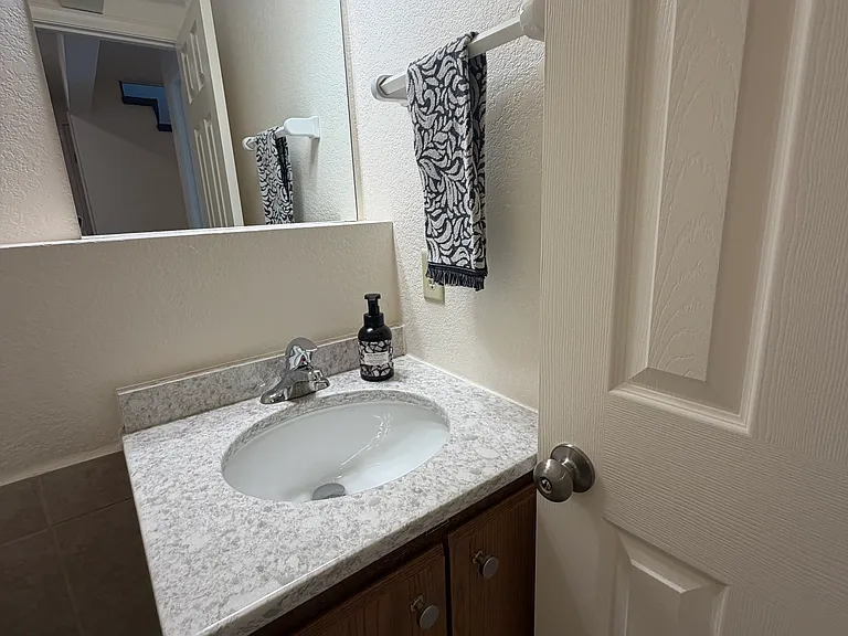 228 NW Waterwheel Ct — Photo 3