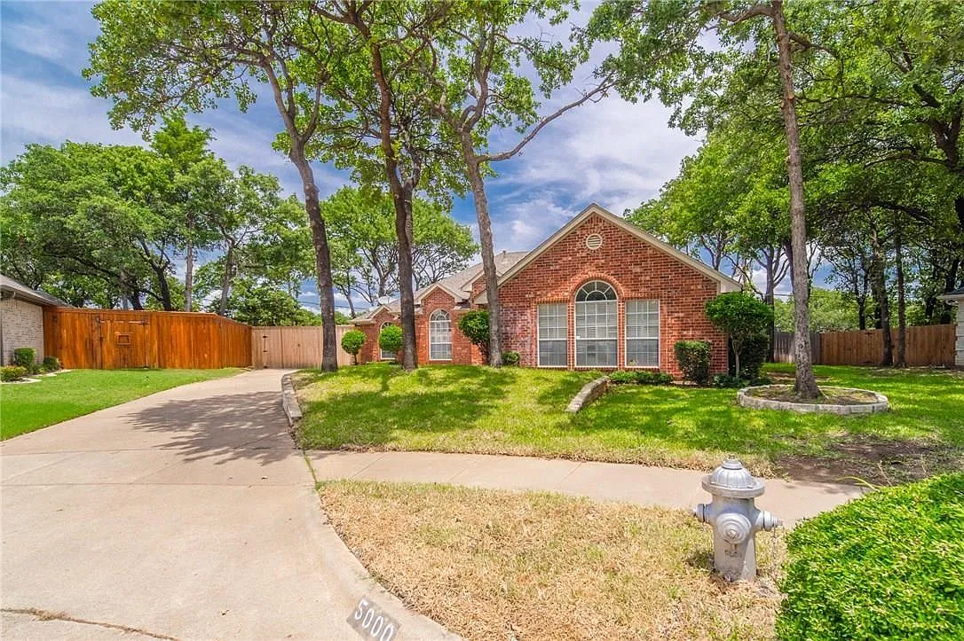 4 bed, 2.5 bath, 2060 sqft, $2,300 — Photo 2