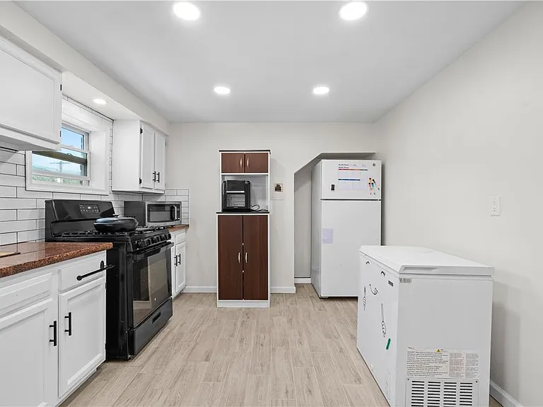 726 Seneca St #2 — Photo 6