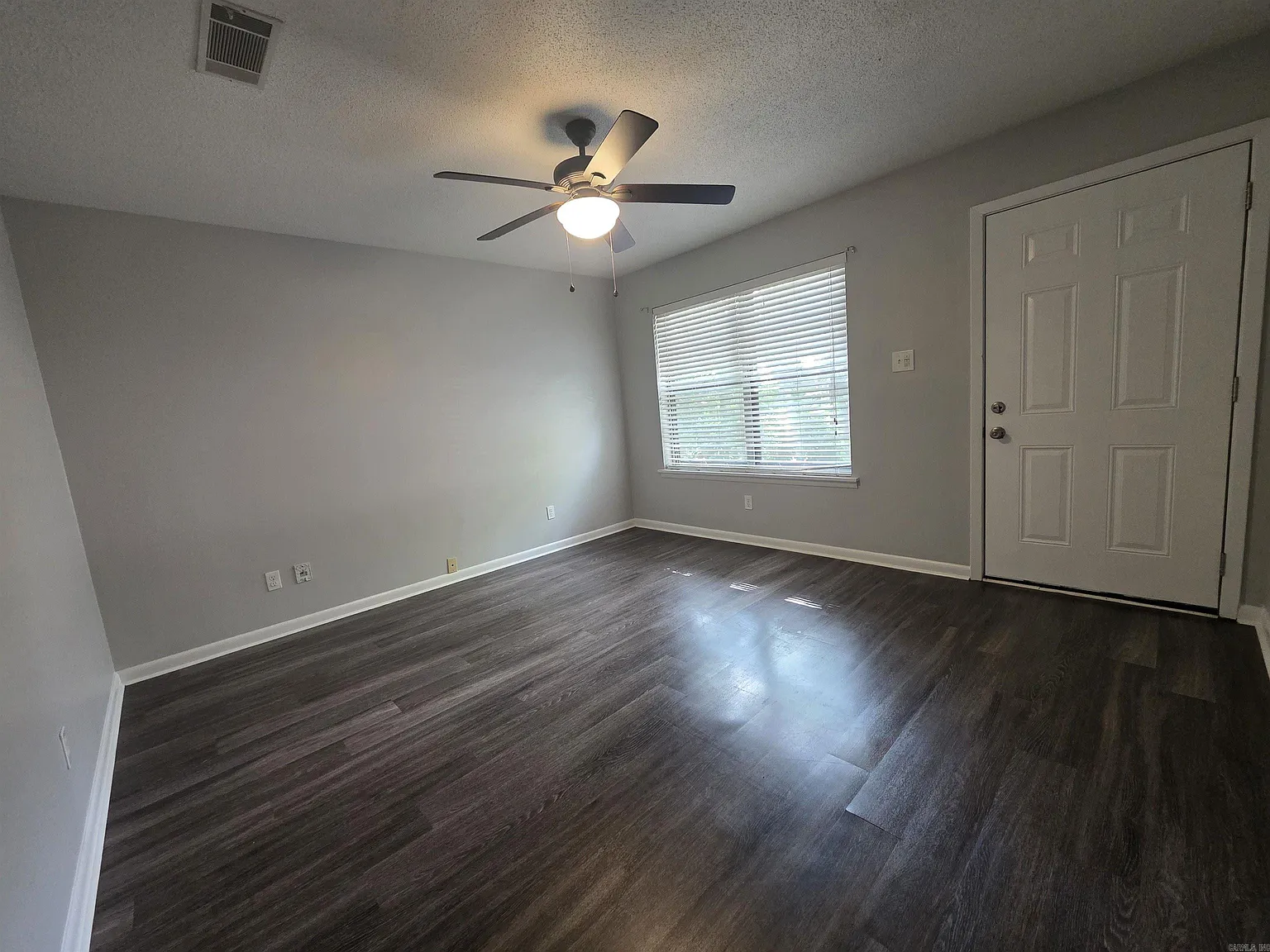 3 bed, 1.5 bath, 960 sqft, $1,225 — Photo 3