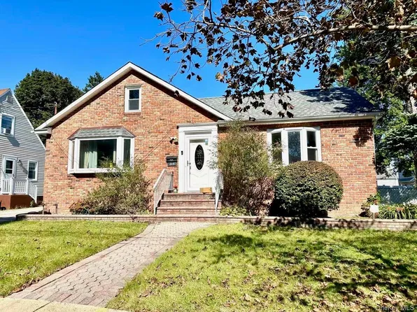 215 Mineola Avenue, Carle Place, NY 11514