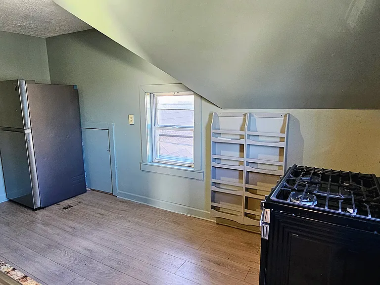 558 Franklin Blvd #2 — Photo 3