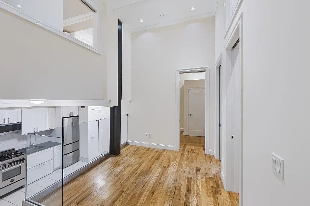 210 E 22nd St — Photo 3