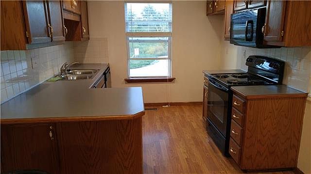1st image of 931-33 Bunting Ln