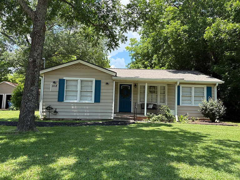 512 W Main St — Photo 1
