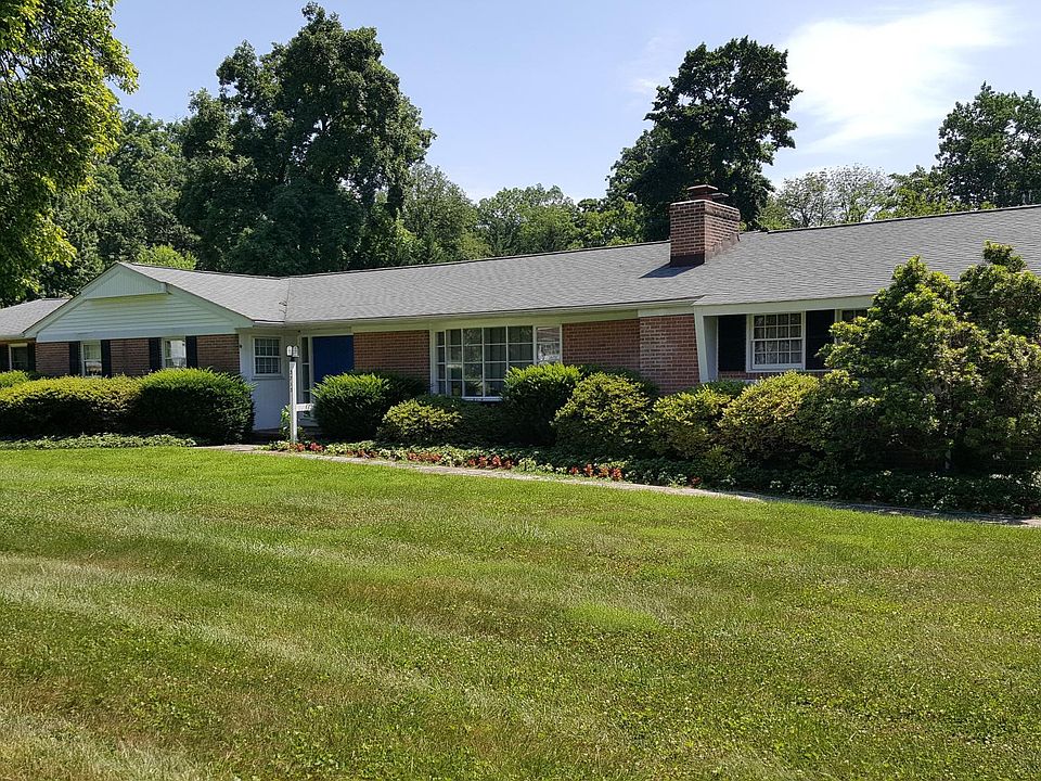 Front of the entire house. House for rent is on the left.
