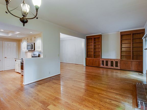 4th image of 4400 Belmont Park Ter APT 222