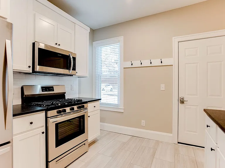 941 Goodrich Ave — Photo 15