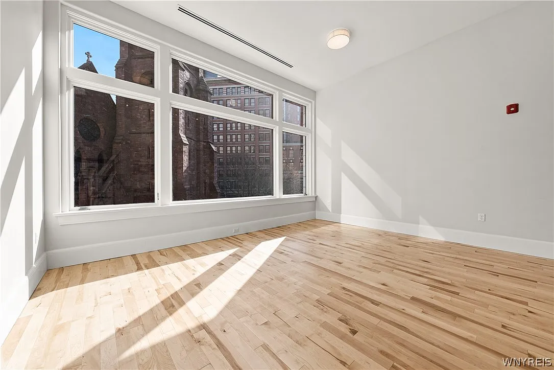 2 bed, 1.0 bath, 1010 sqft, $2,375 — Photo 2