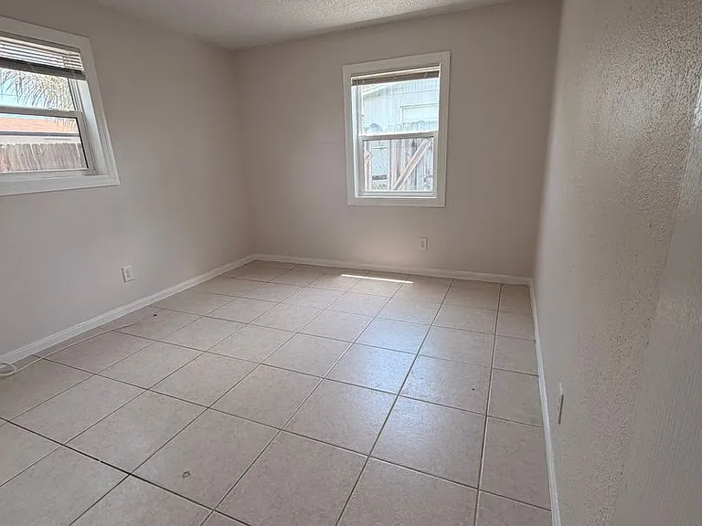1618 W 26th Ct — Photo 30
