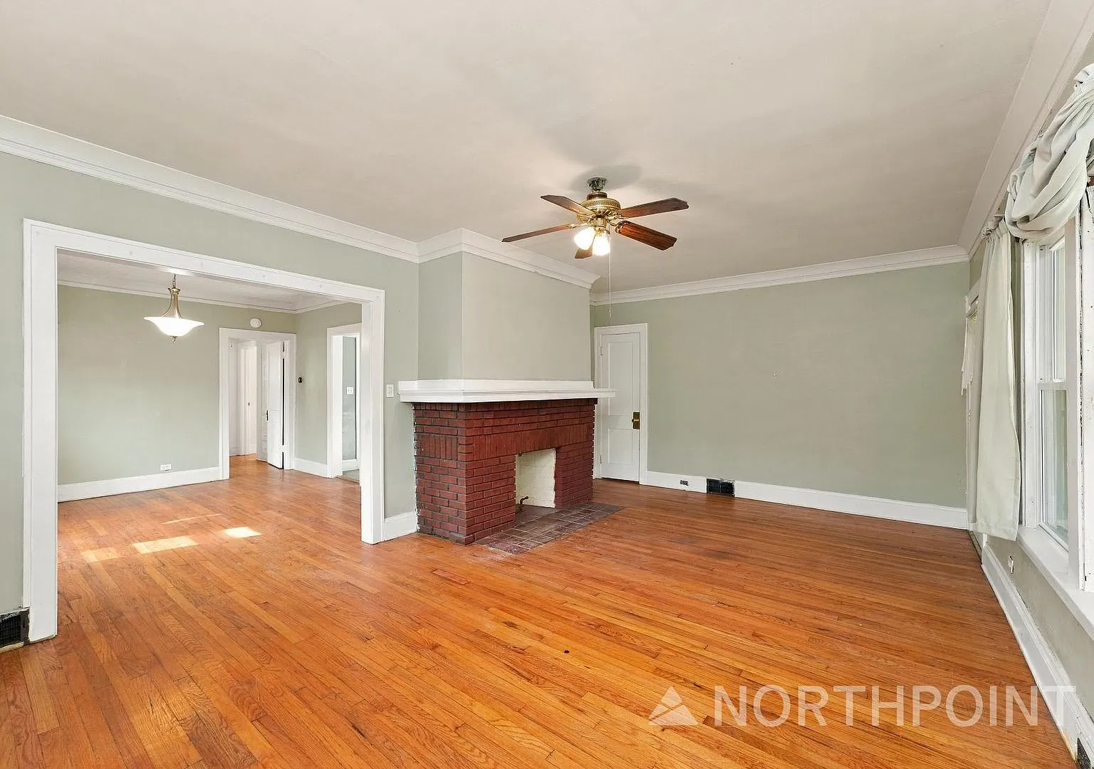 Beautiful Cleveland Heights 2 Bedroom 1 Bath Available Now! — Photo 3