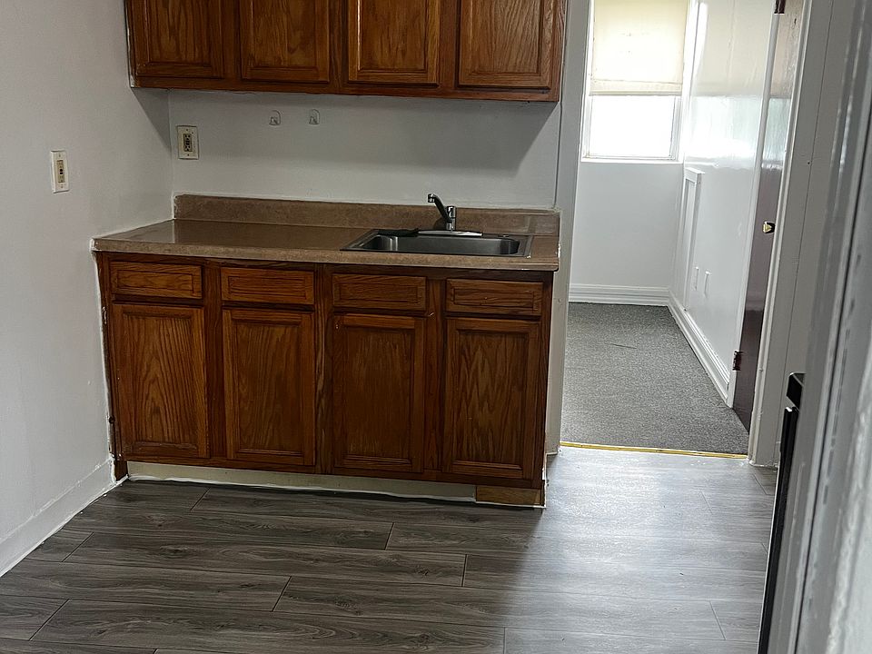 2nd image of 605 N Front St Floor 1