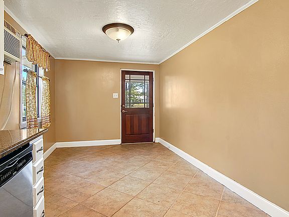 5th image of 1111 Oakwood Dr