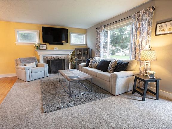 3rd image of 144 Oakwood Dr