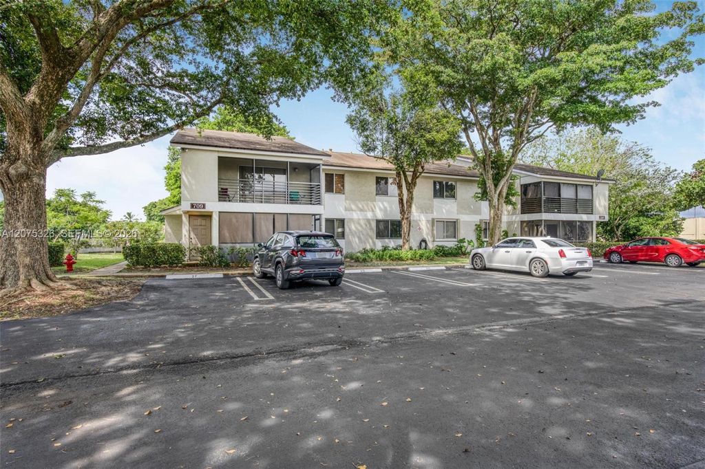 709 Gardens Dr APT 101, photo 2