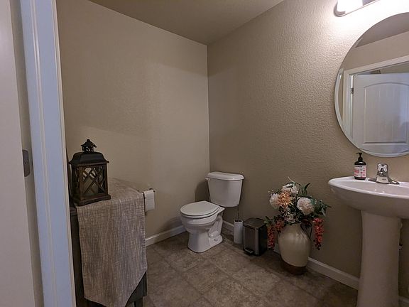 Downstairs 1/2 Bathroom