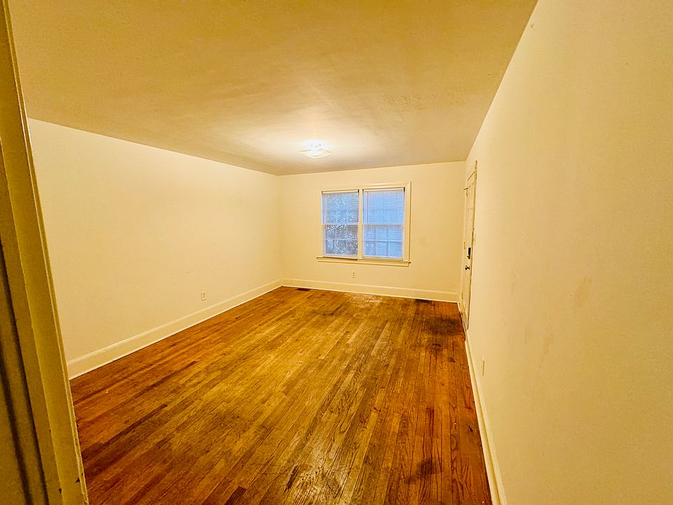2nd image of 2504 E 3rd St #B