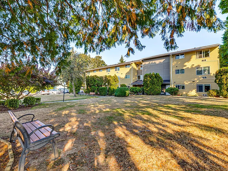 Kirkland Plaza — Photo 8