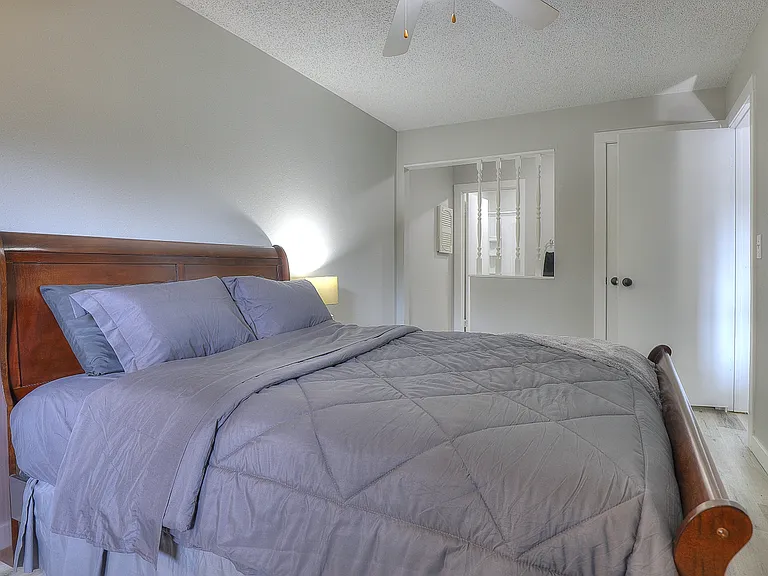 2480 N Graceland Ave #8 — Photo 2