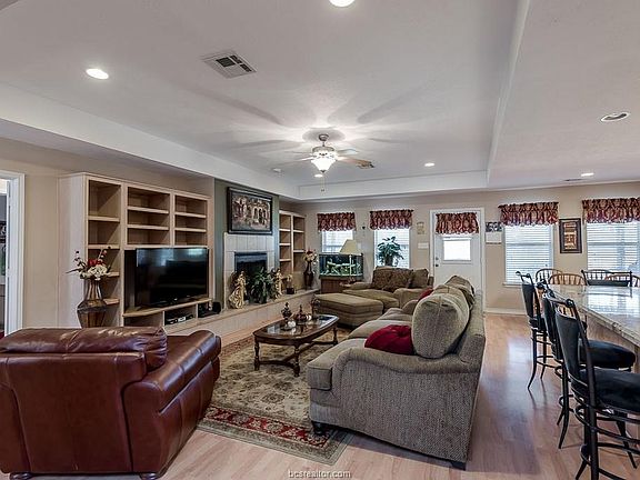 4th image of 11010 Forest Dr