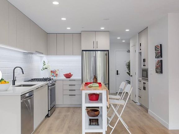 5th image of 3018 Saint George St #107