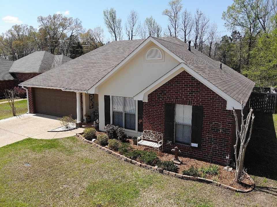 1st image of 940 Clubhouse Dr