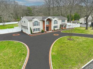 3 Sleepy Ln, Melville, NY 11747