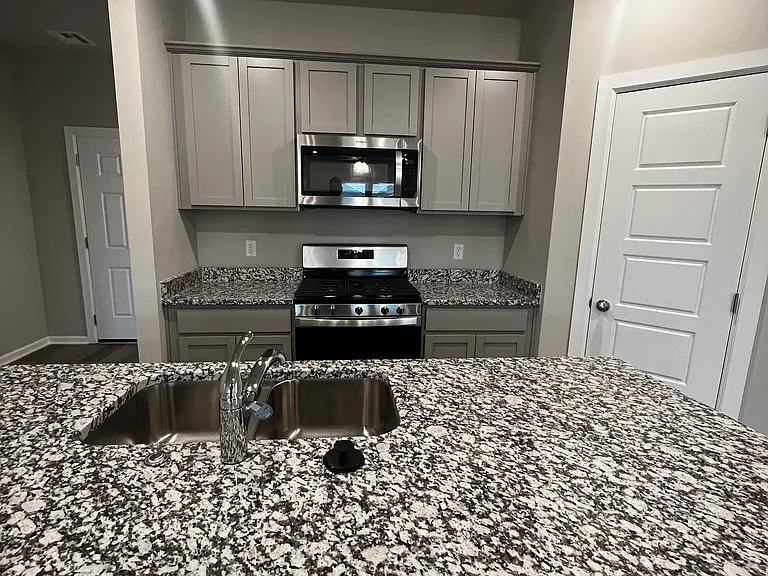 SW 41st Pl — Photo 5