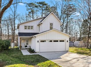 300 Cedarwood Ln, Matthews, NC 28104