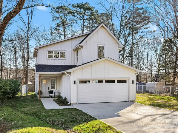 300 Cedarwood Ln, Matthews, NC 28104