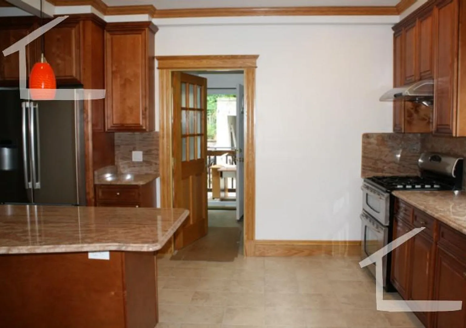 Fabulous XL Apt w 2 full bathrooms in Prime Brookline Area! Perfect for Grads and Working Pros al... — Photo 2