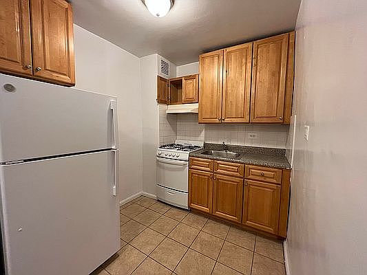 3rd image of 41-12 Parsons Blvd #200