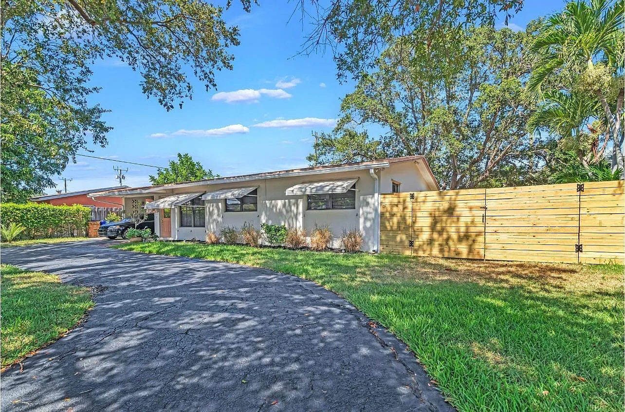 3 bed, 2.0 bath, 1835 sqft, $3,200 — Photo 2