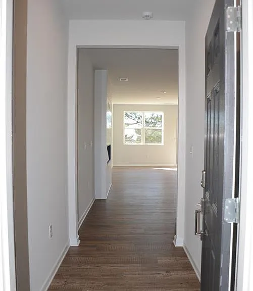 1121 Point Place Dr — Photo 3