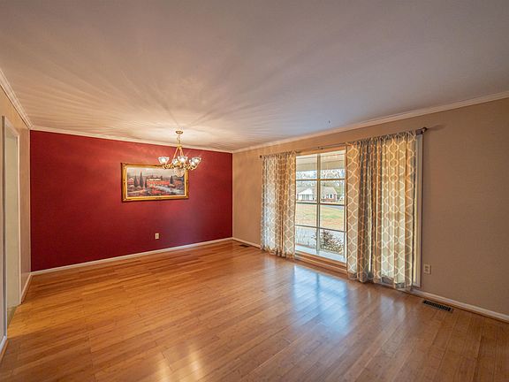 5th image of 102 Harper Dr