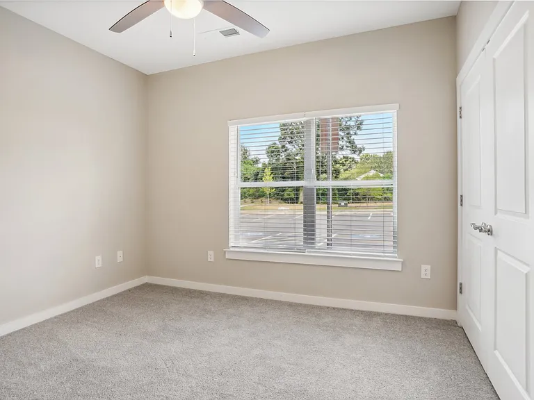 Oak Tree Apartments & Townhomes — Photo 25